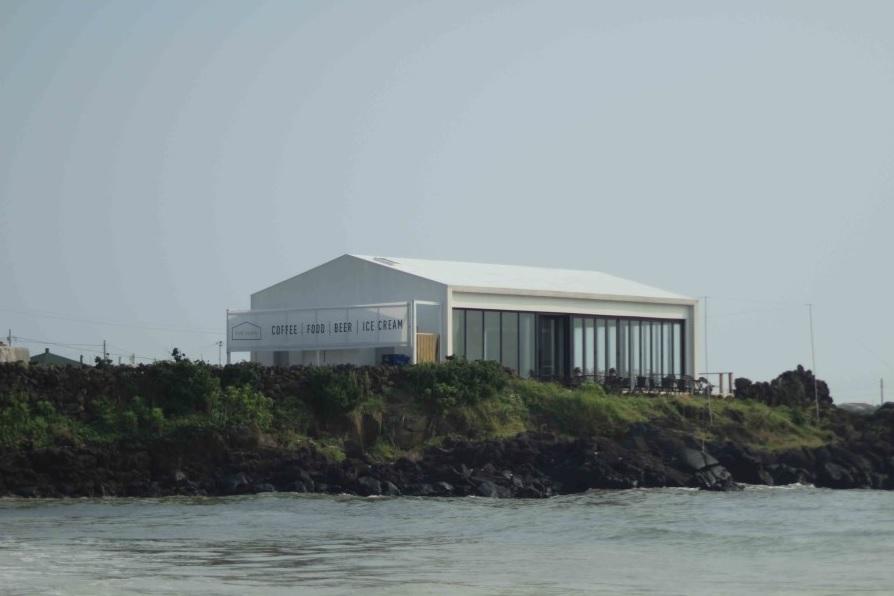 BLANC ROCHER image 4