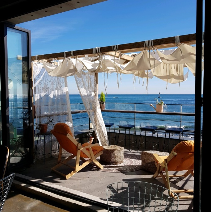 Cafe Rooftop Cheongsapo nhìn ra biển