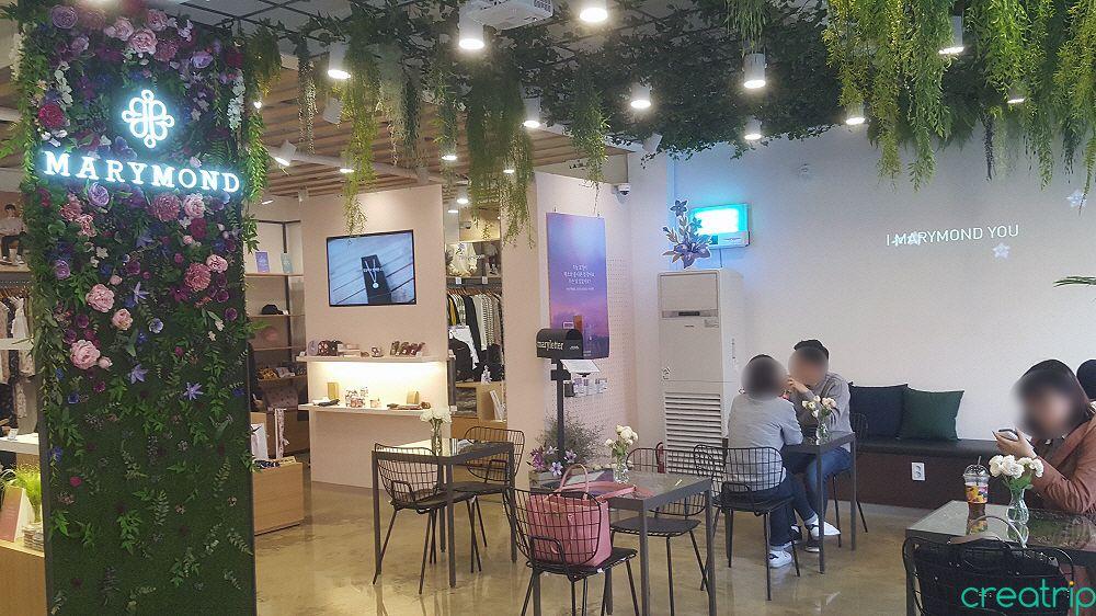 Marymond Lounge image 1