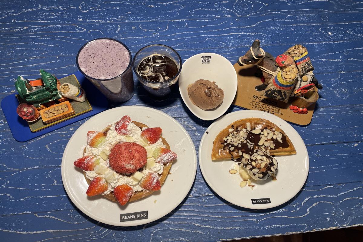 Dessert and cuisine served atBeansbins Myeong-dong café. Plate of food, tableware, and ingredients.