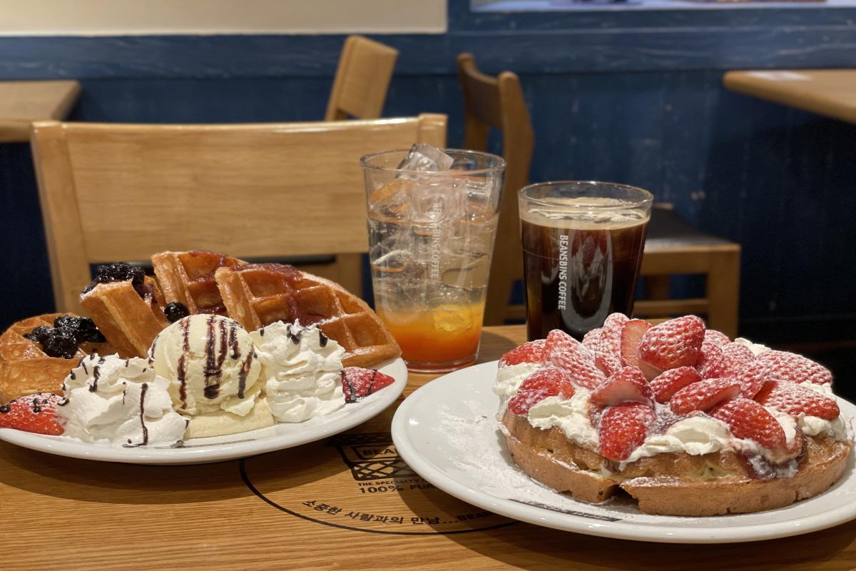 Delectable desserts and cuisine on display at Beansbins café in Myeongdong, Seoul.