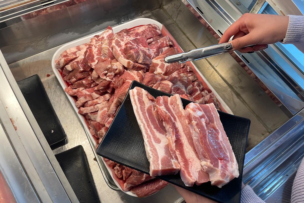 Red meat and pork ingredients on a dish with unlimited refills at 엉터리생고기 명동점 in Korea.