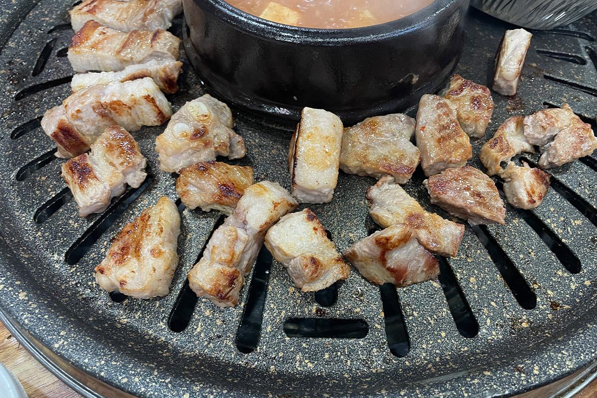 Delicious Korean cuisine including samgyeopsal and Jjigae dishes at 엉터리생고기 명동점