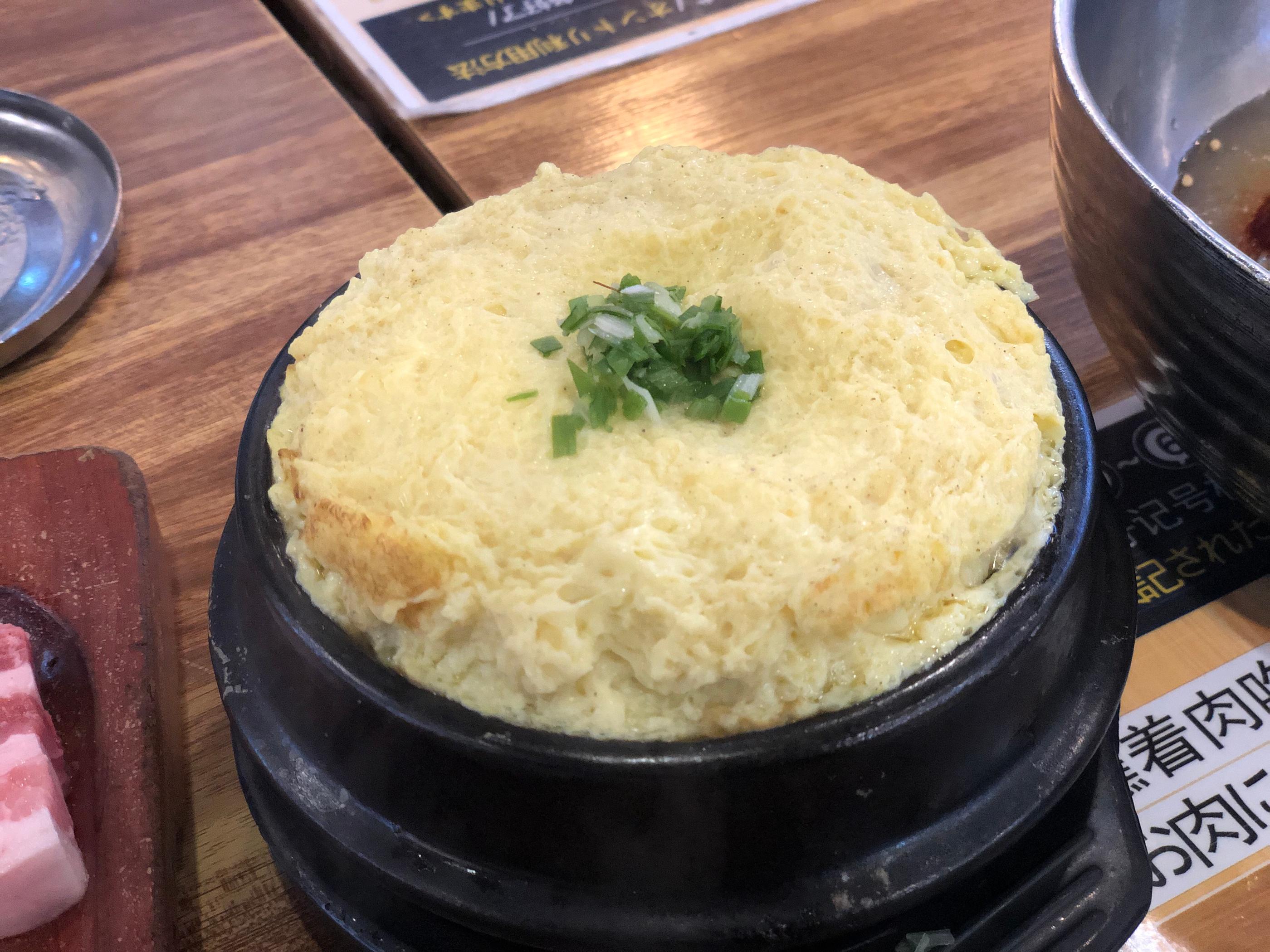 Mixing bowl with ingredients for 계란찜 dish, served with white rice and tableware at 엉터리생고기 홍대점 restaurant in Korea.