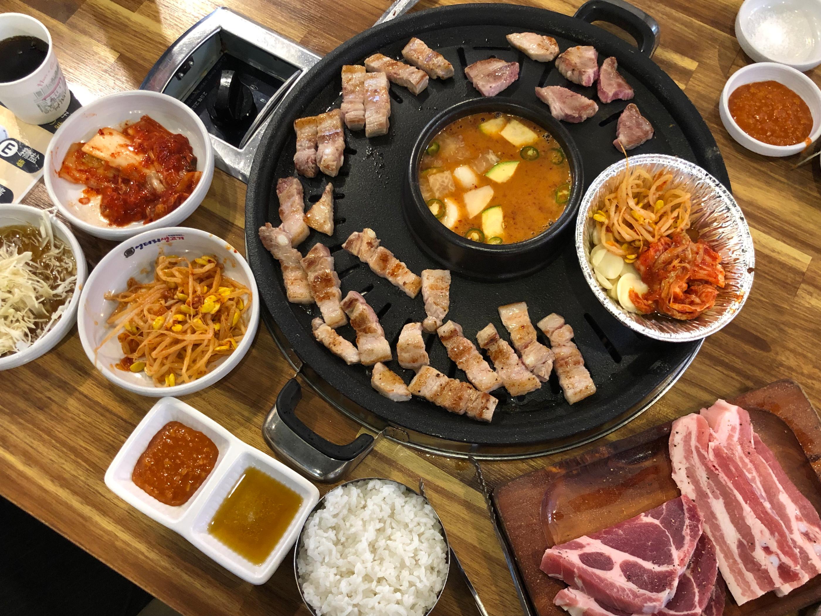 Bàn buffet thịt nướng tại Ungteori Saenggogi Hongdae
