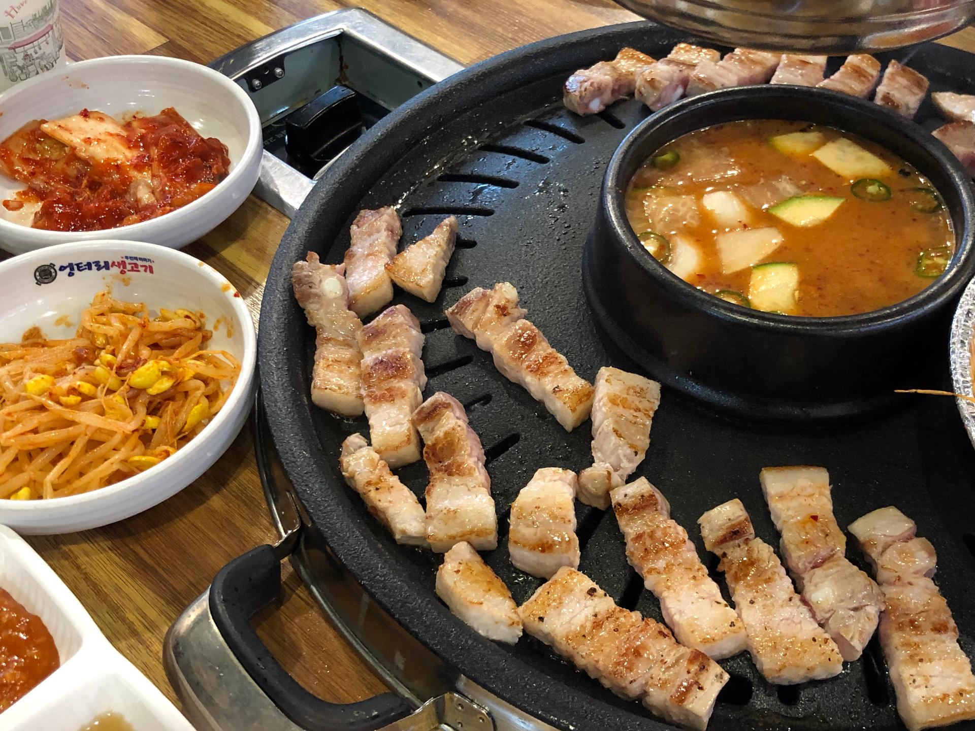 A bowl of savory pork belly from 엉터리생고기 홍대점 in Korea.