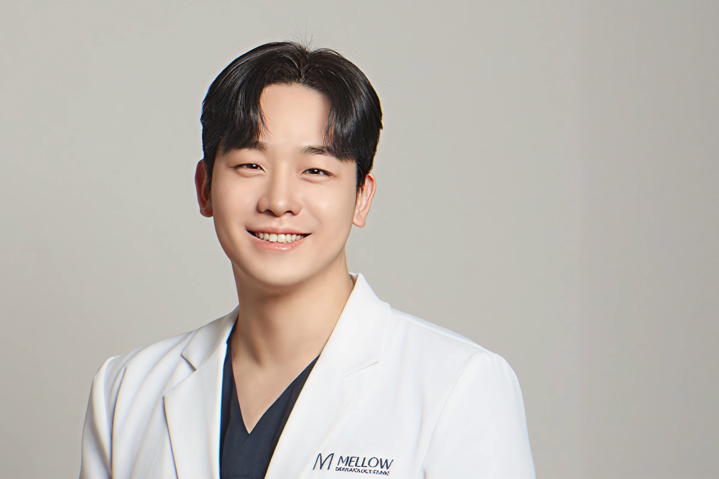 흰 가운을 입은 의료진의 상반신 초상, 병원 로고와 전문의 이미지를 강조한 프로필 사진(얼굴 모자이크 처리됨)