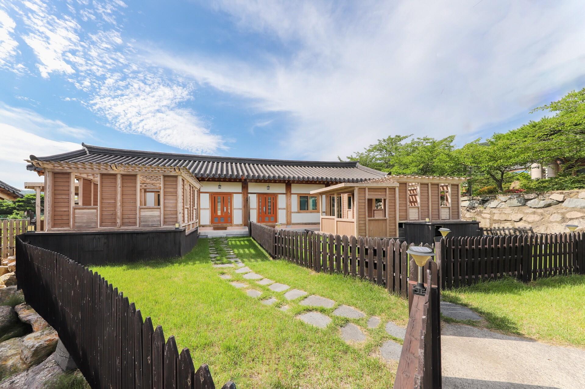 Eunmaru Hanok Kidz Poolvilla and Couple Spa-18