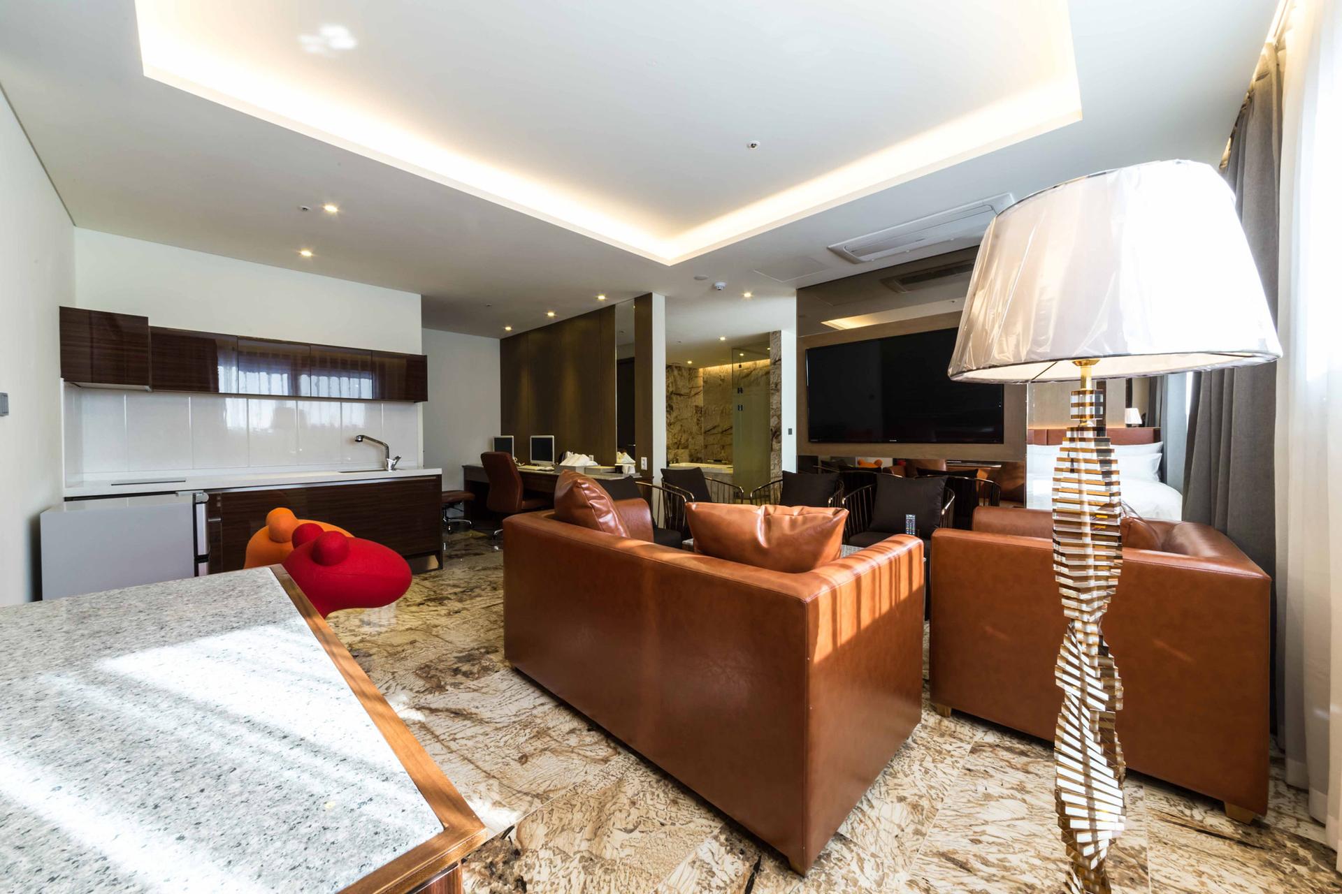 Guri Indi Present Hotel