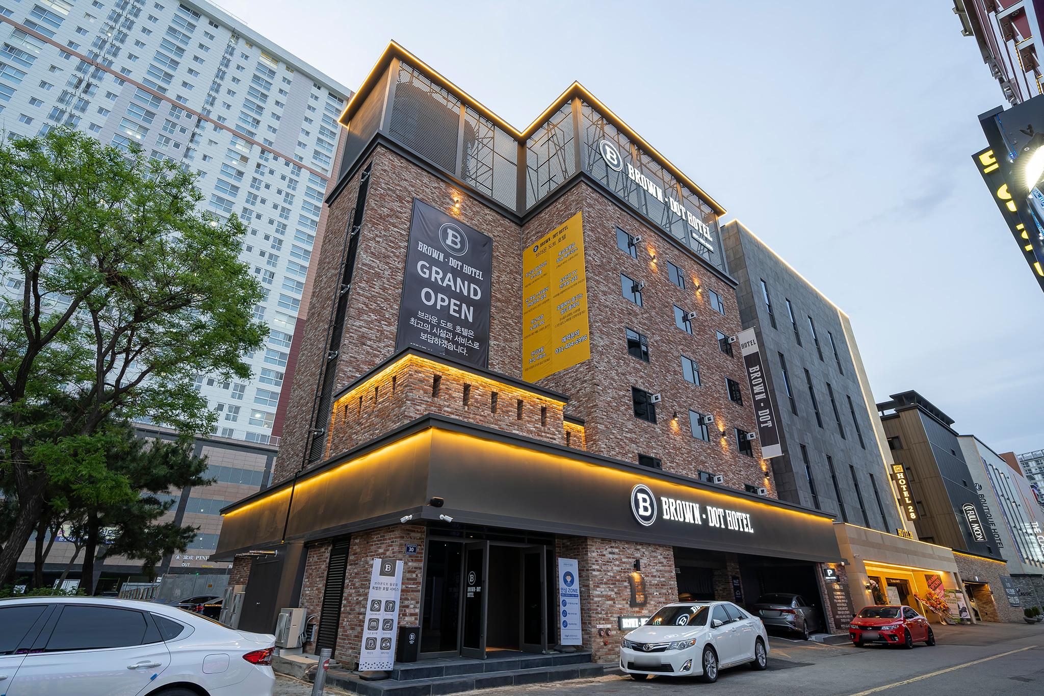 Wolgot Station Brown Dot-29