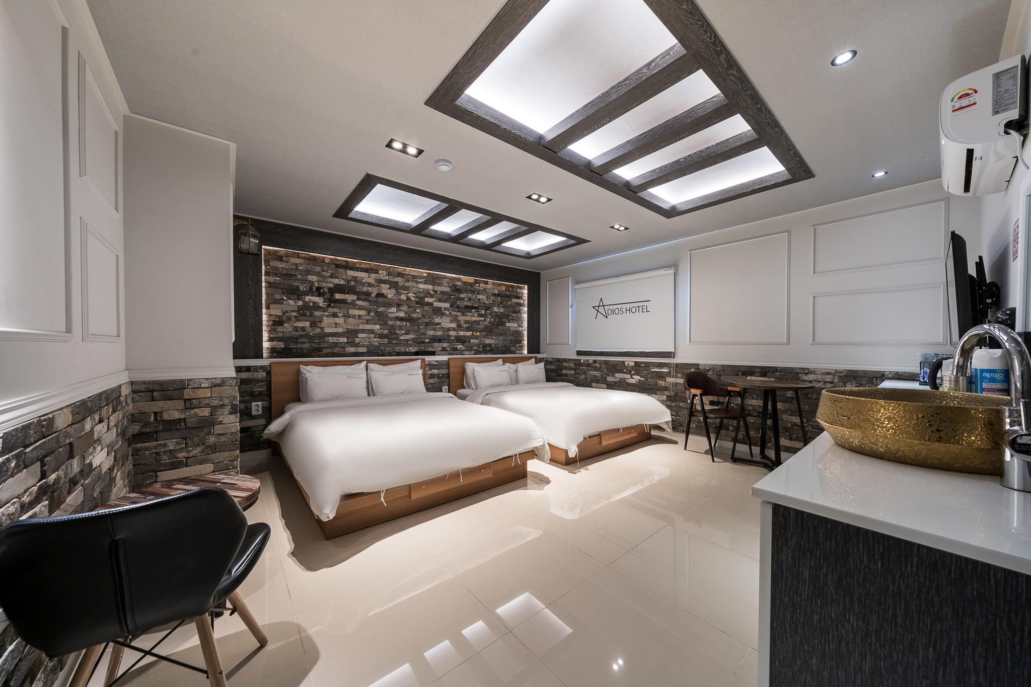 Tongyeong Adios Hotel
