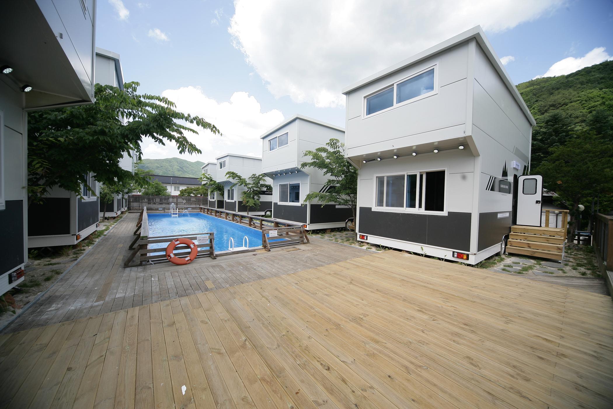 Muju Muju Glamping & Pool Villa Caravan