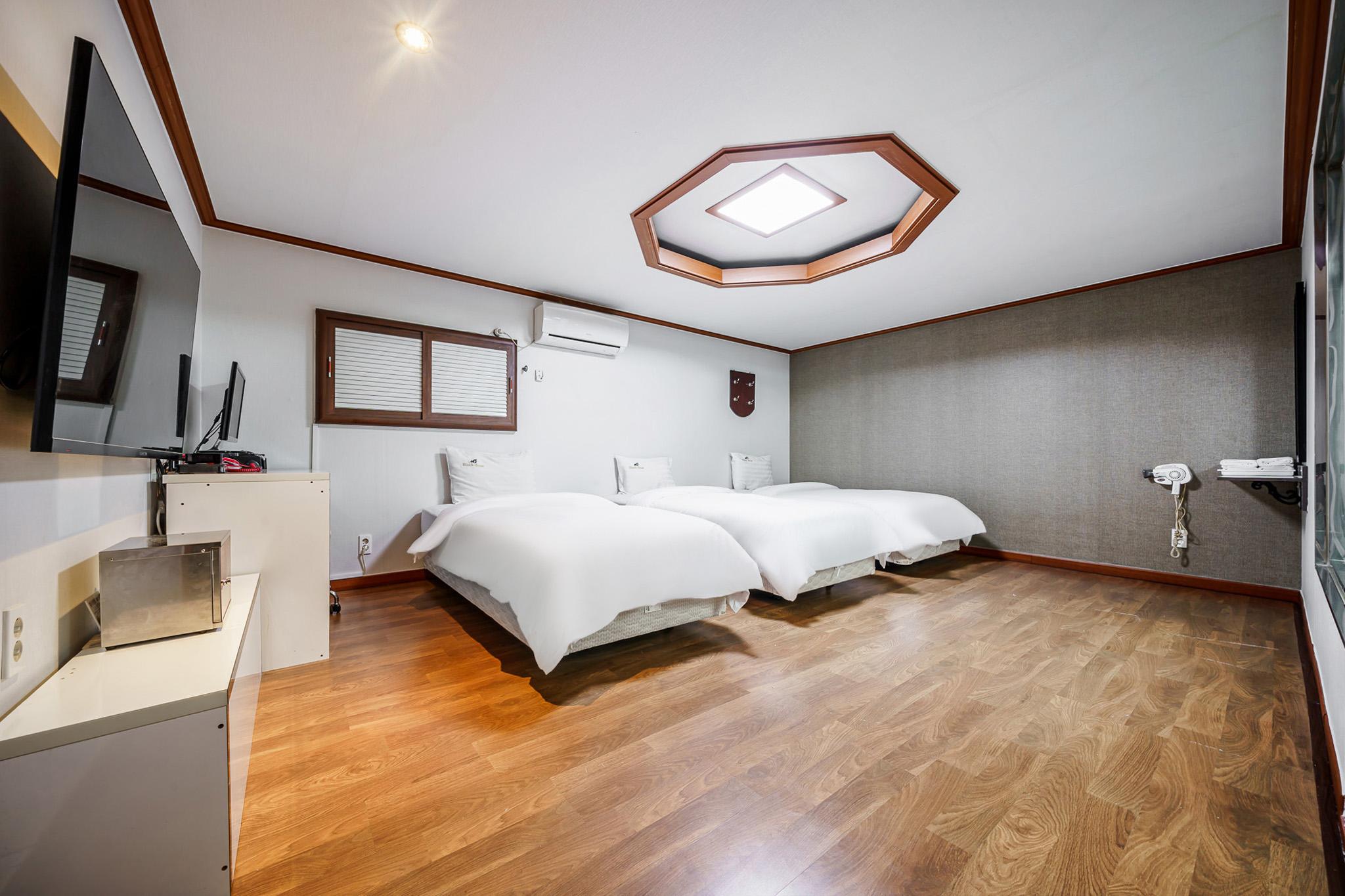 Buan Black House