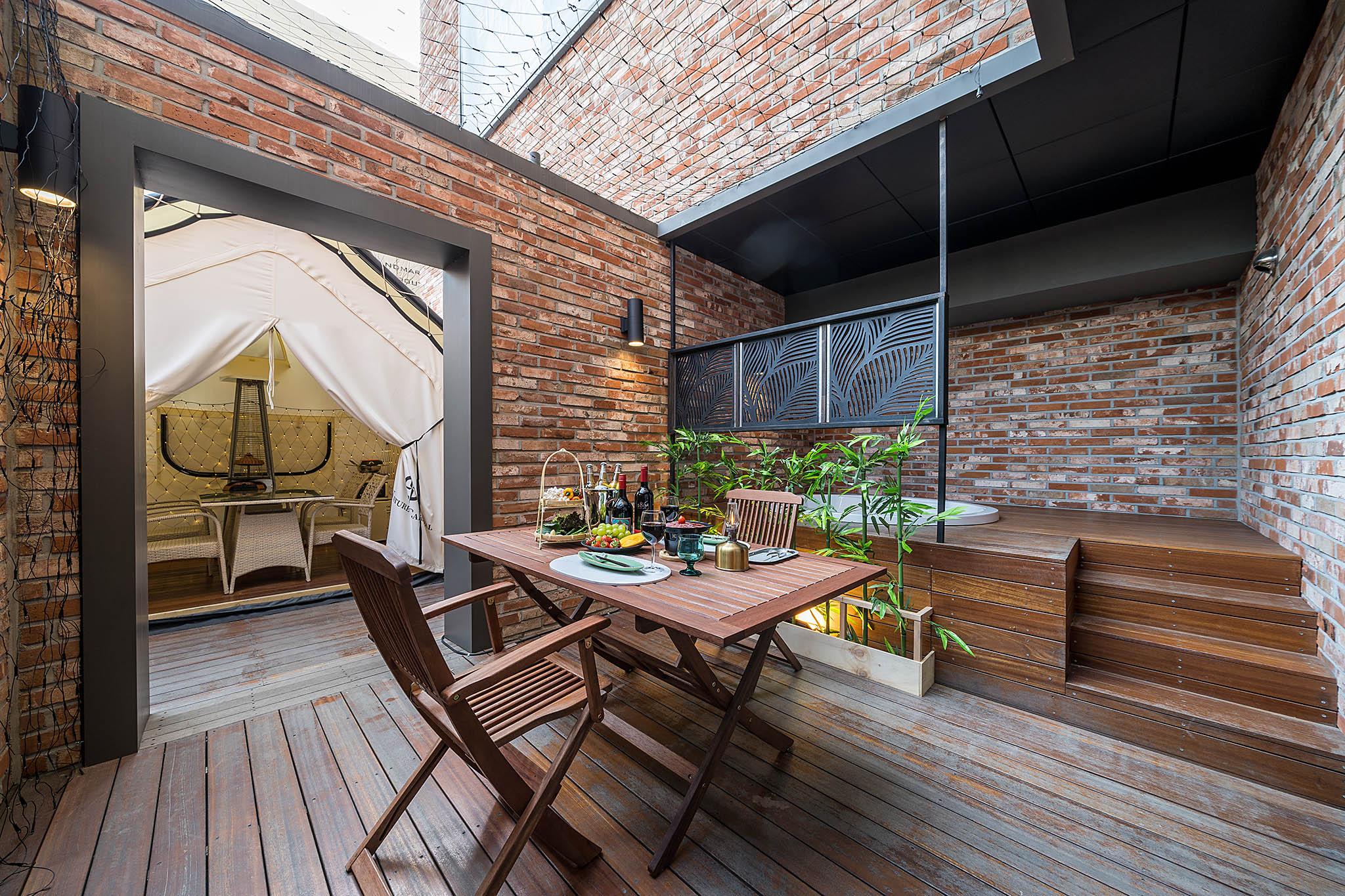 Wolgot Station Brown Dot-3