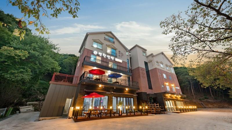 Gongju Donghaksa E-Pyeonhan Pension