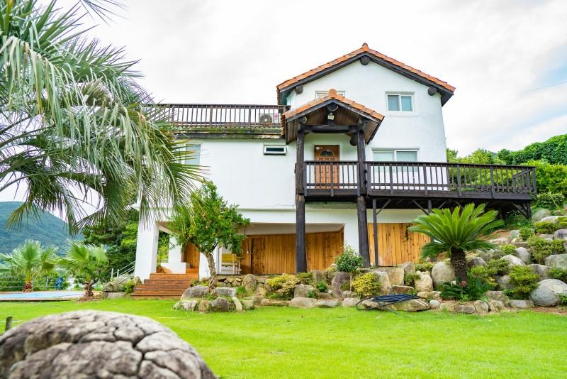 Geojedo House in the Garden Pension