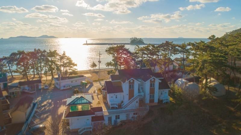 Taean Sea and White Lighthouse Pension