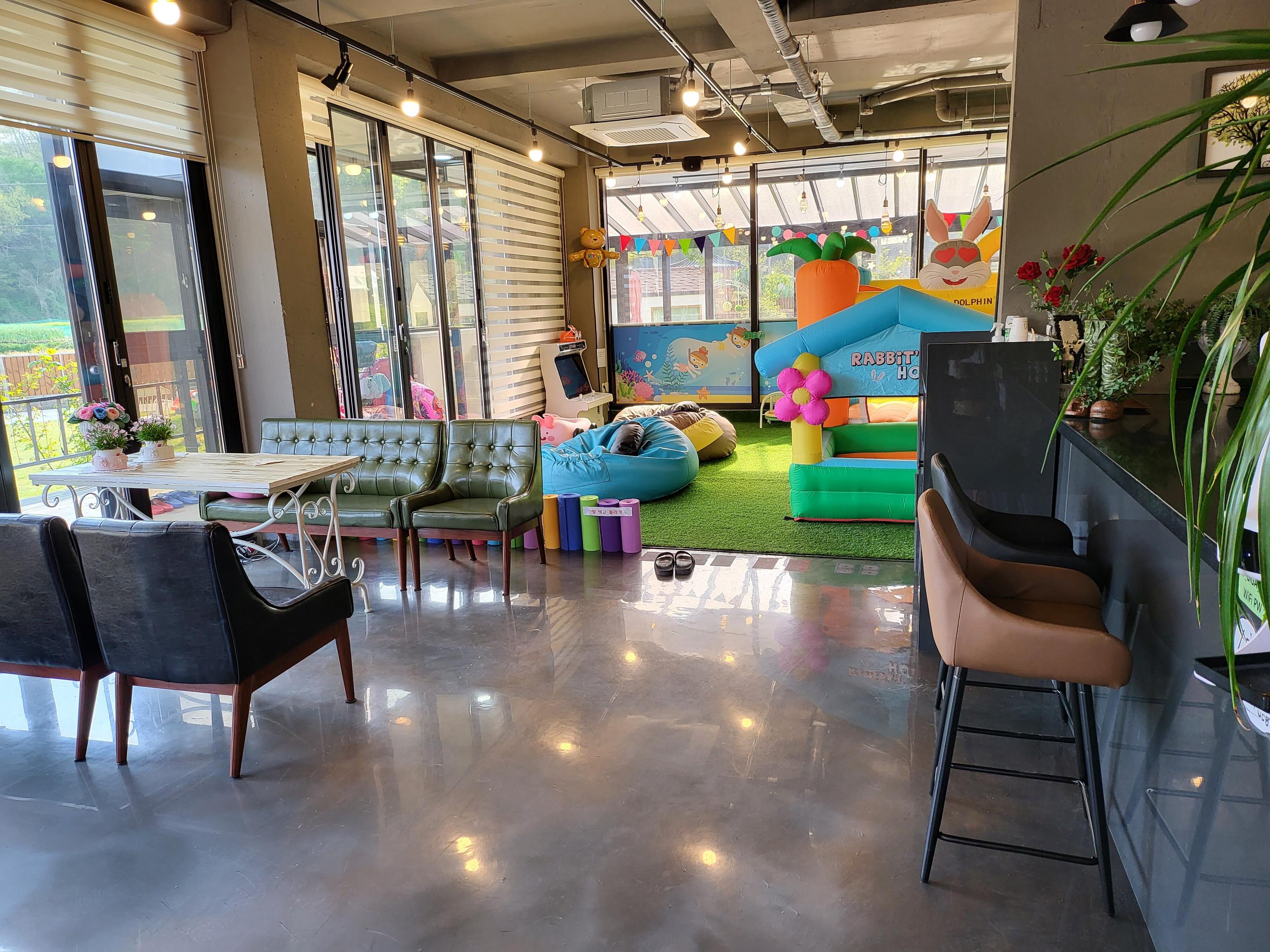 The Hue Kids Pool Vila-14