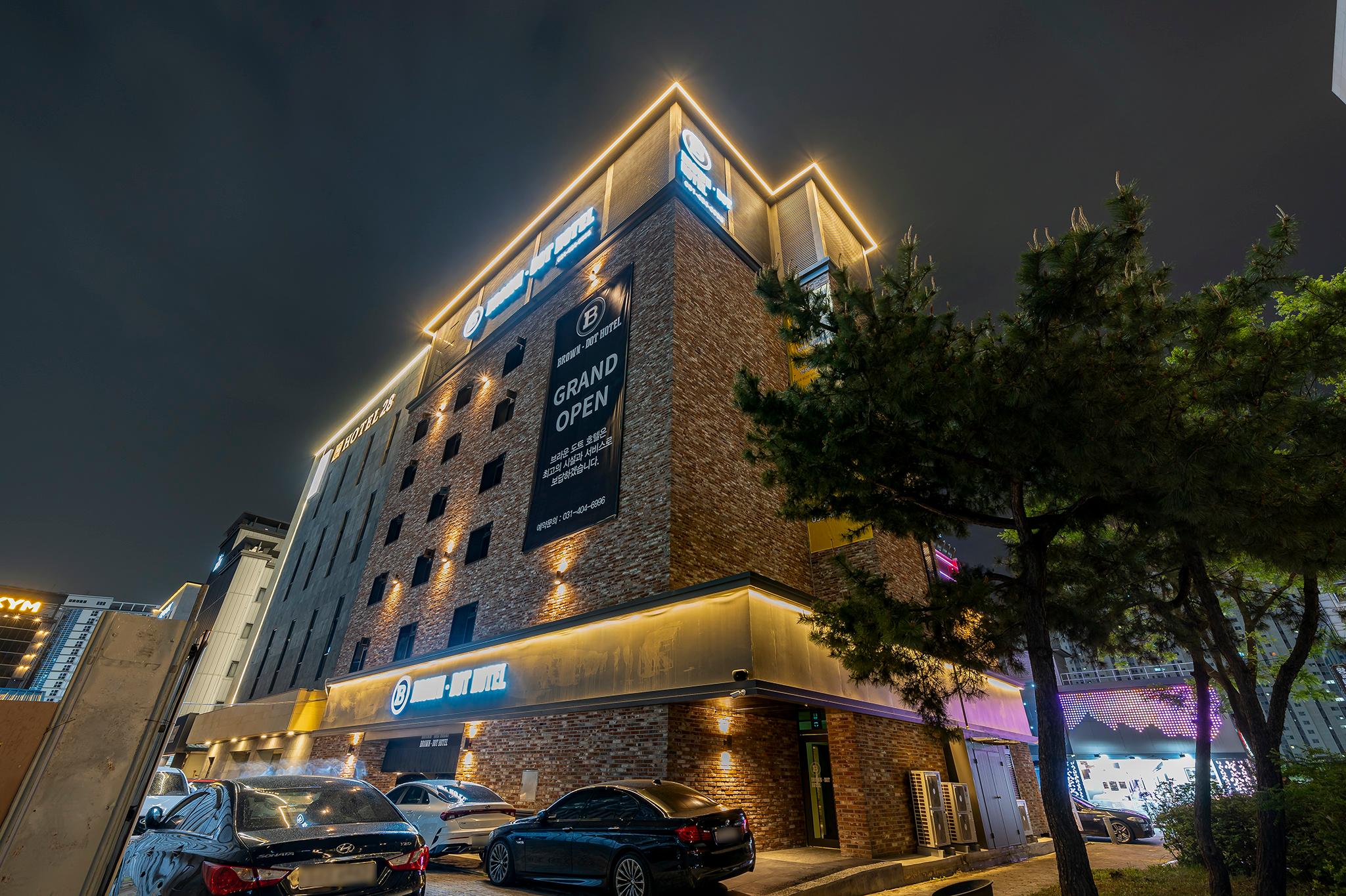 Wolgot Station Brown Dot-28