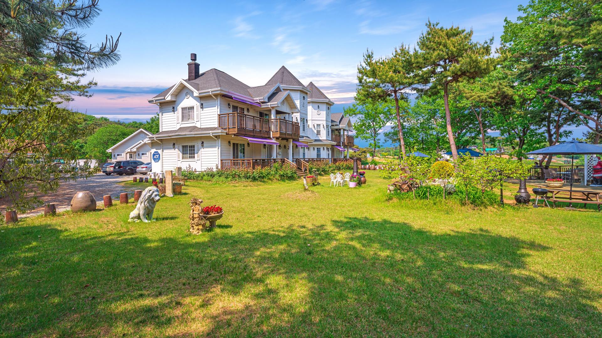 Taean Poet's Island Pension