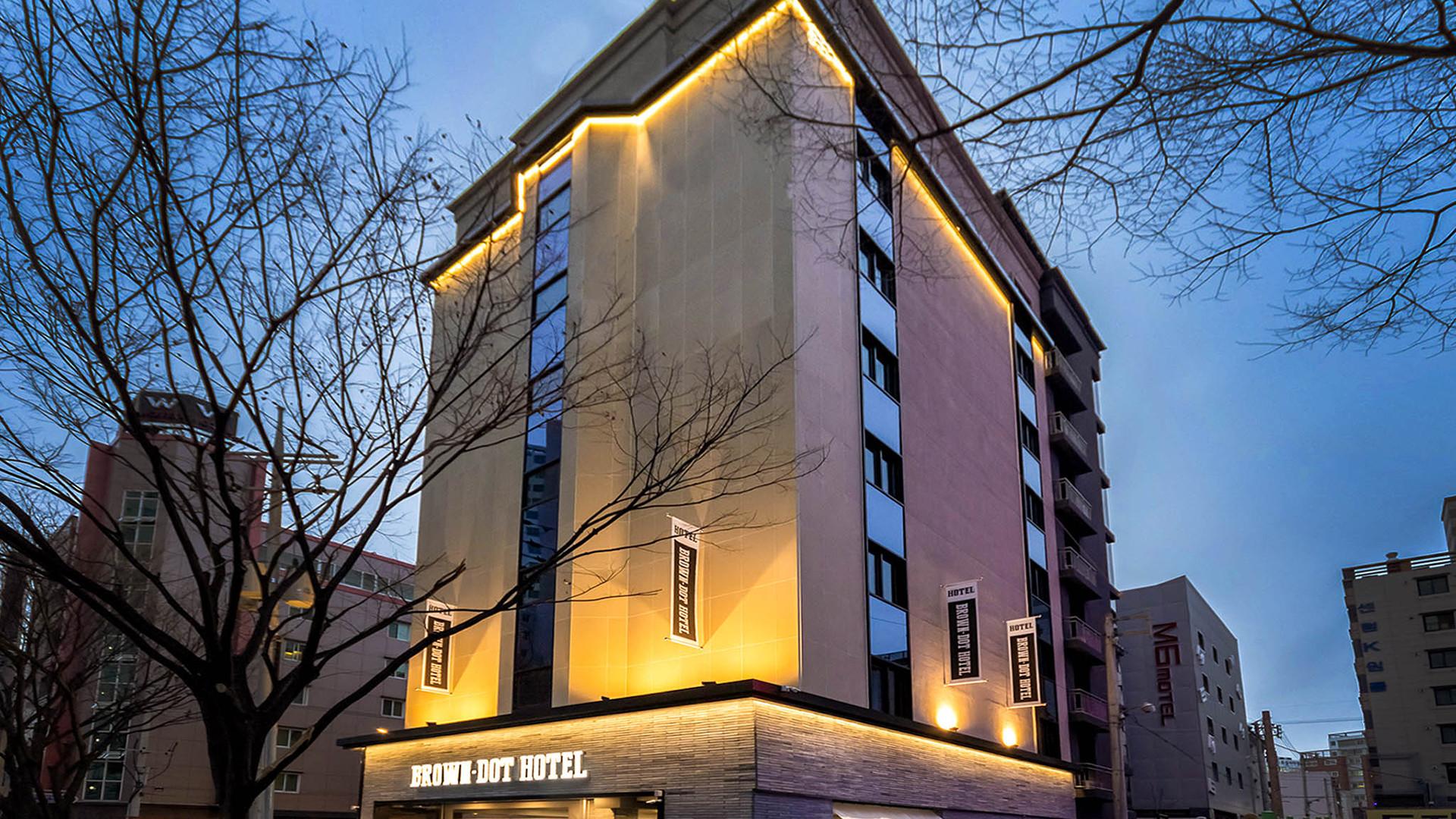 Brown-Dot Hotel Centum