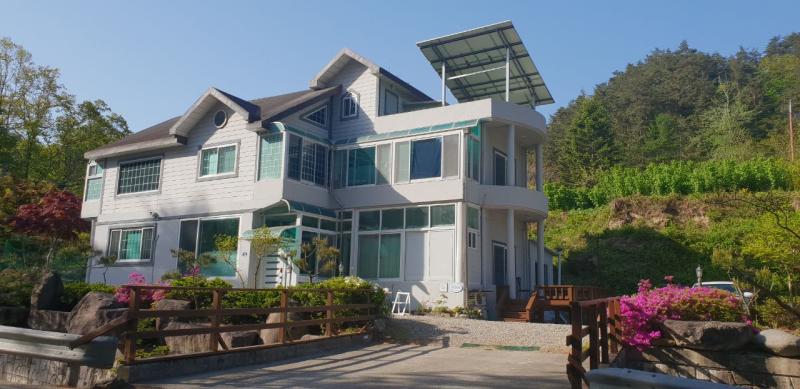 Gangneung Dajeonghangilmok Pension (Valley, Salt River)