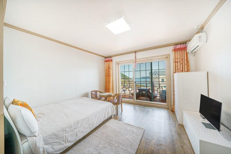 Geoje Island New Happy Pension (Mongdol Beach)