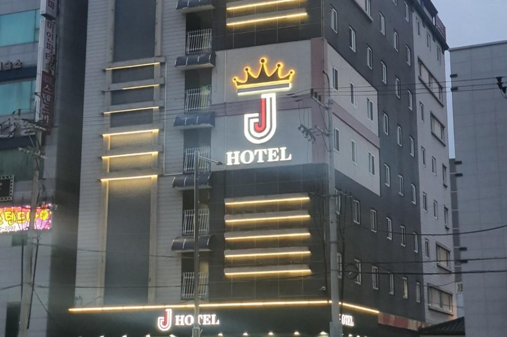 Jay (J) Hotel