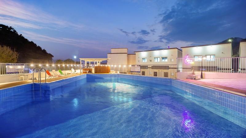 Geoje Island Mangosteen Pool Villa