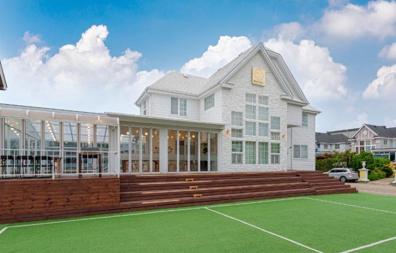 Daebudo Hockney&#39;s Relaxation Pool Villa