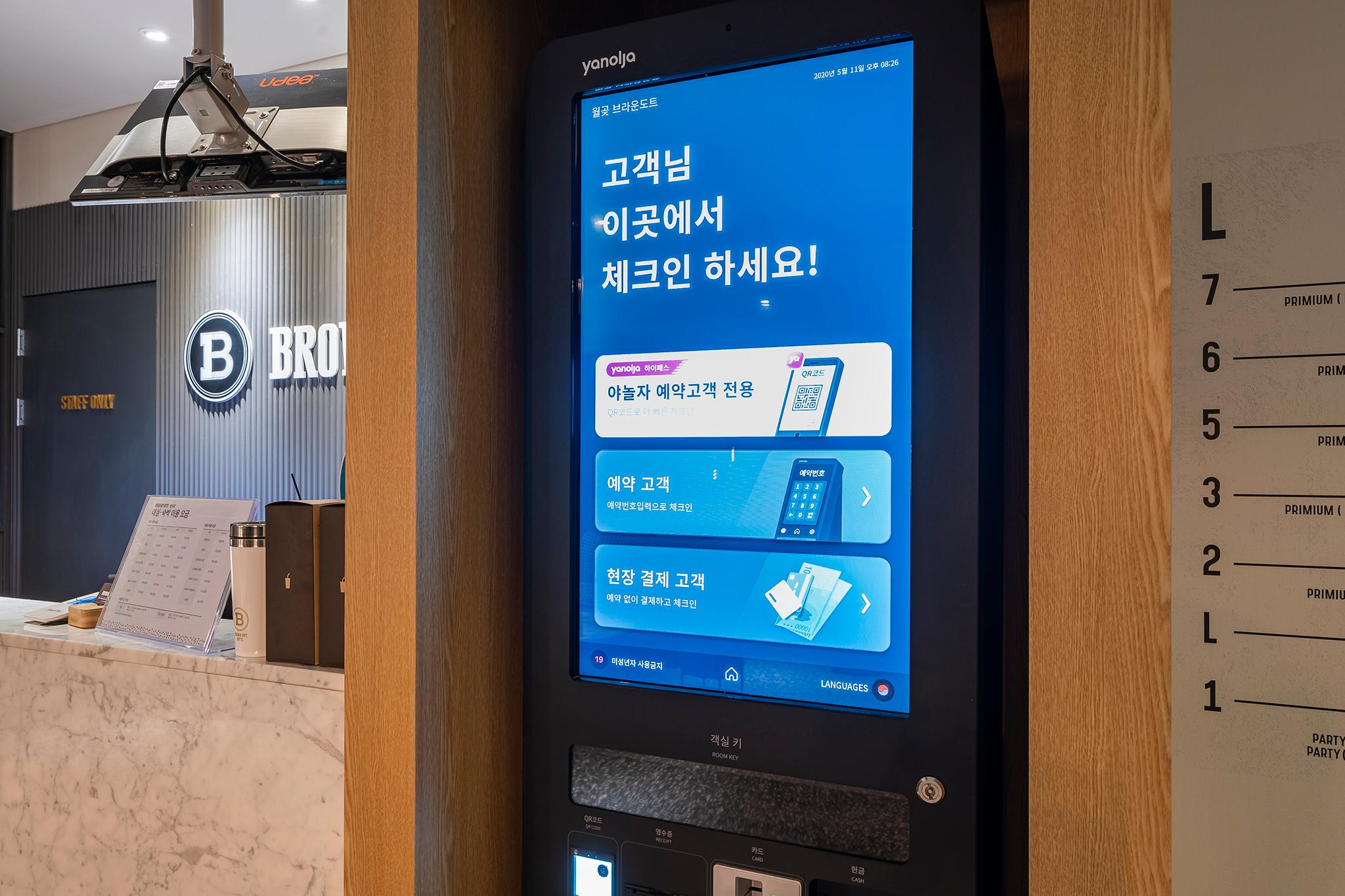 Wolgot Station Brown Dot-26