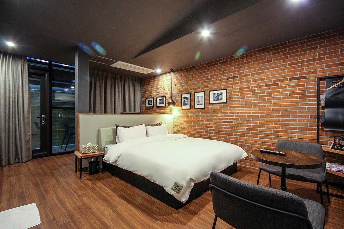 Busan Yeonsan Togok Brown Dot