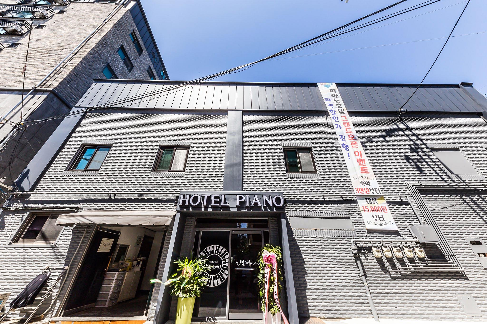 Reunion Hotel Piano-5