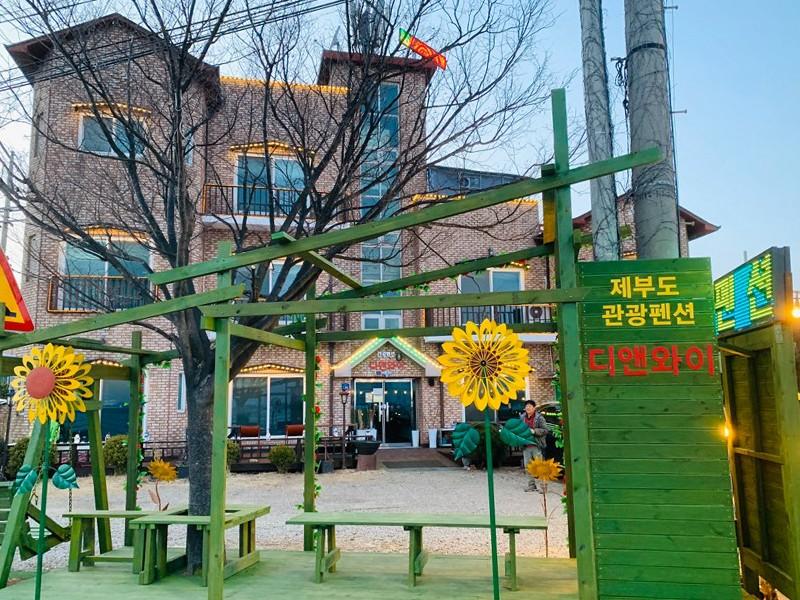 Hwaseong (Jebudo) D and Y Tourist Pension