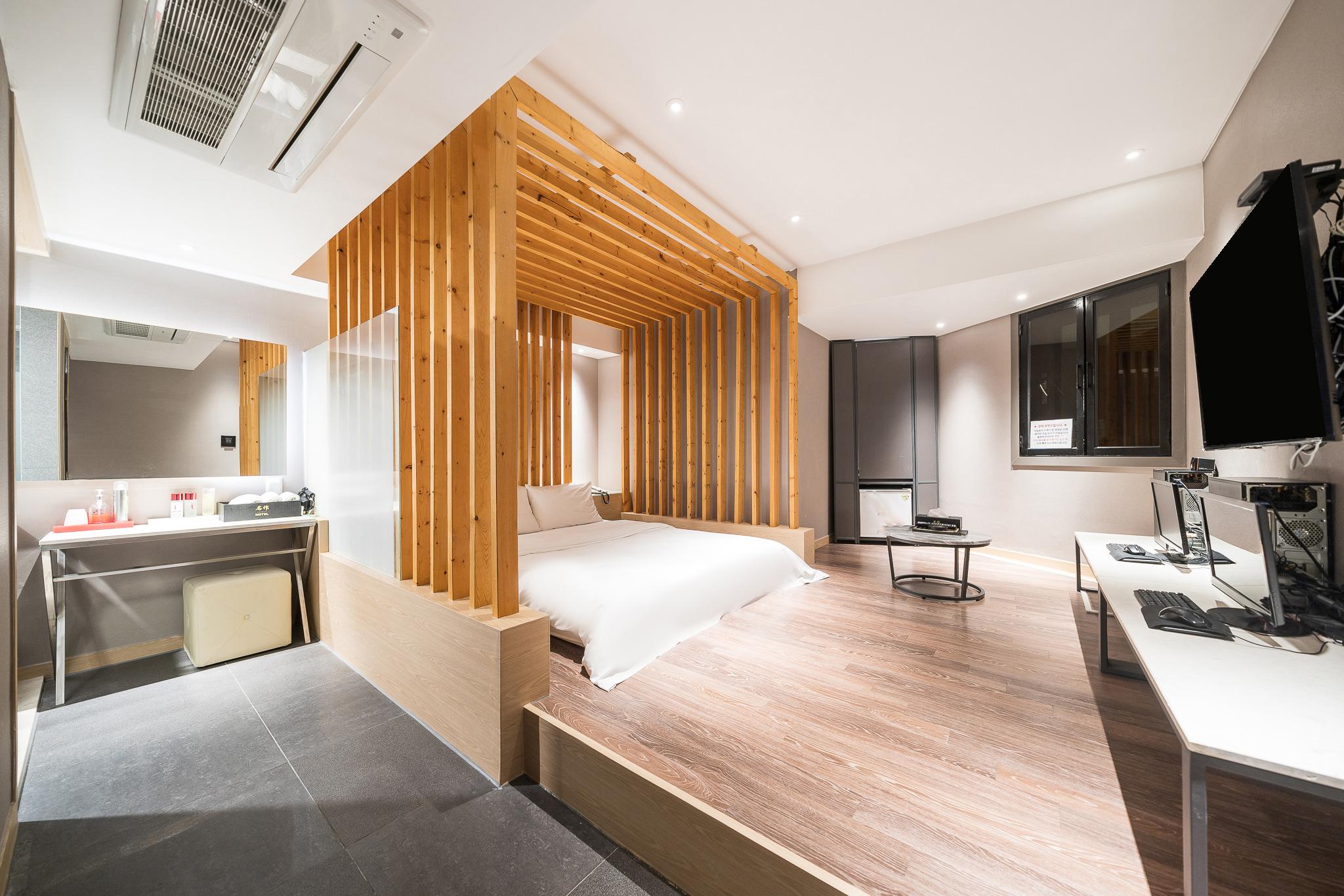 Suwon Station Myeongjak Hotel