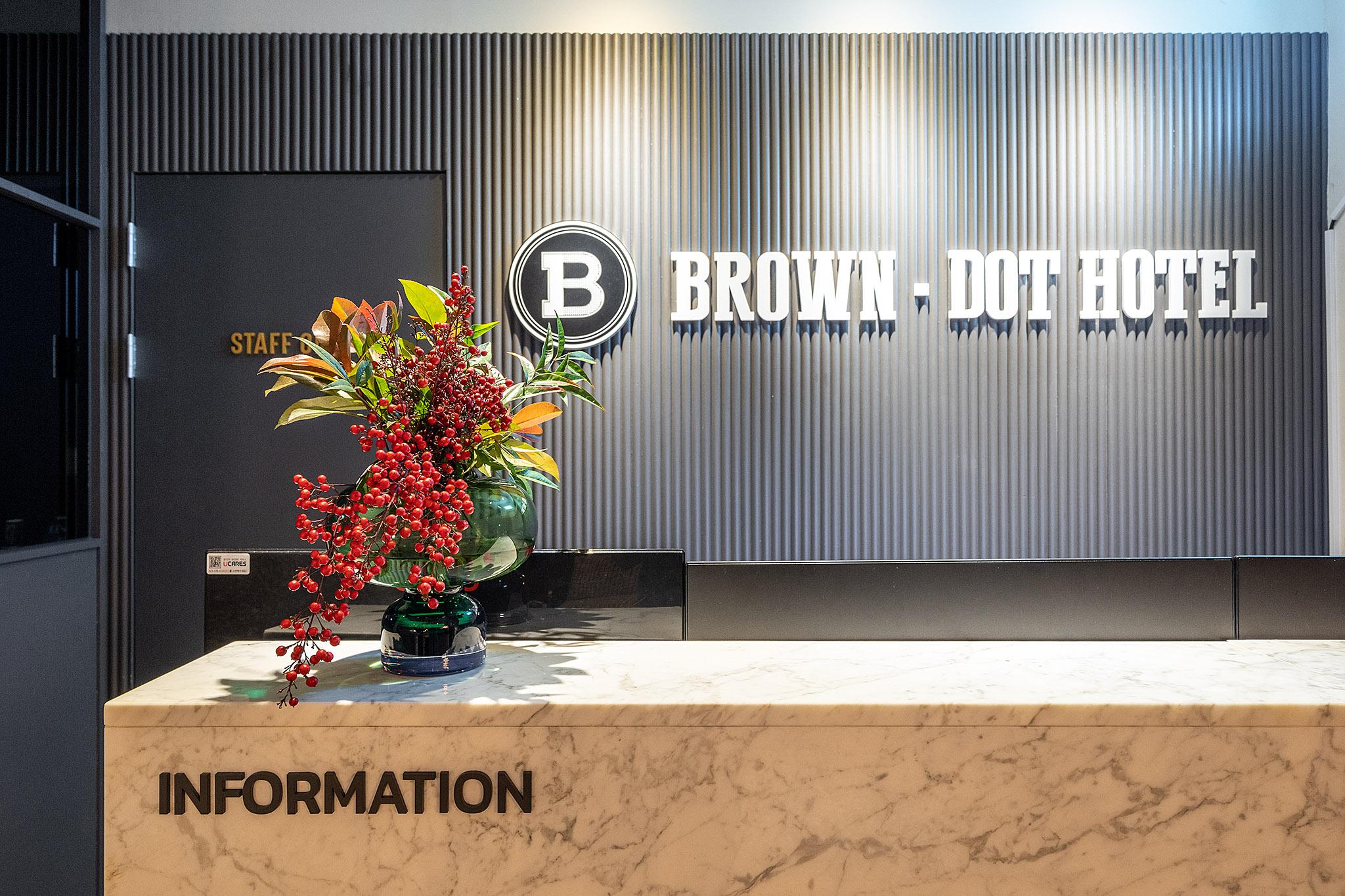 Wolgot Station Brown Dot-24