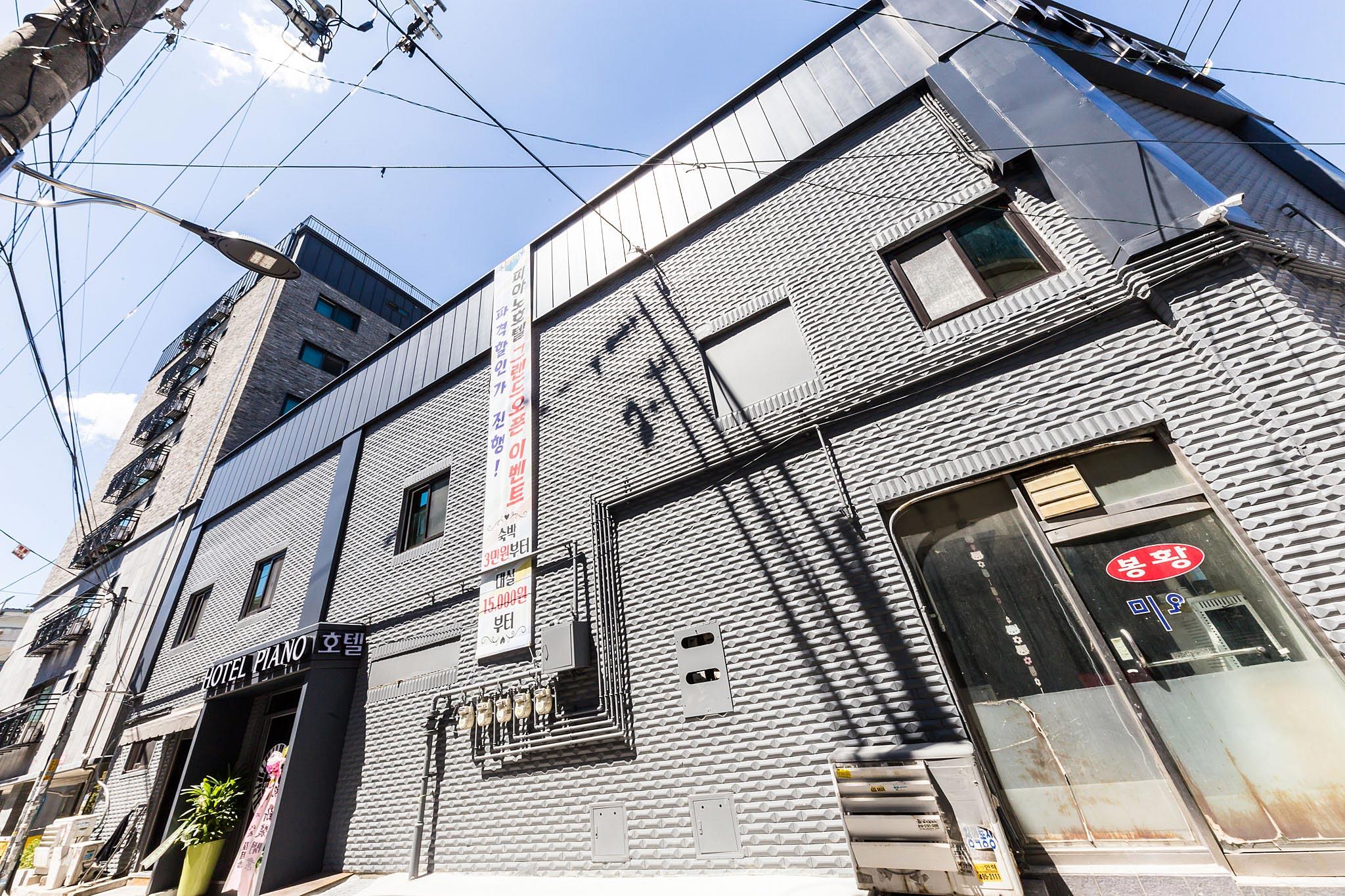 Reunion Hotel Piano-8