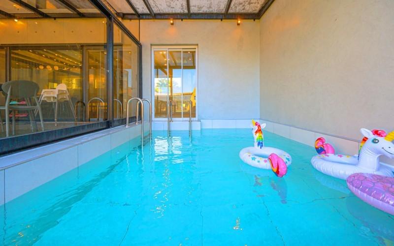 Gyeongju Modern Gray Pool Villa