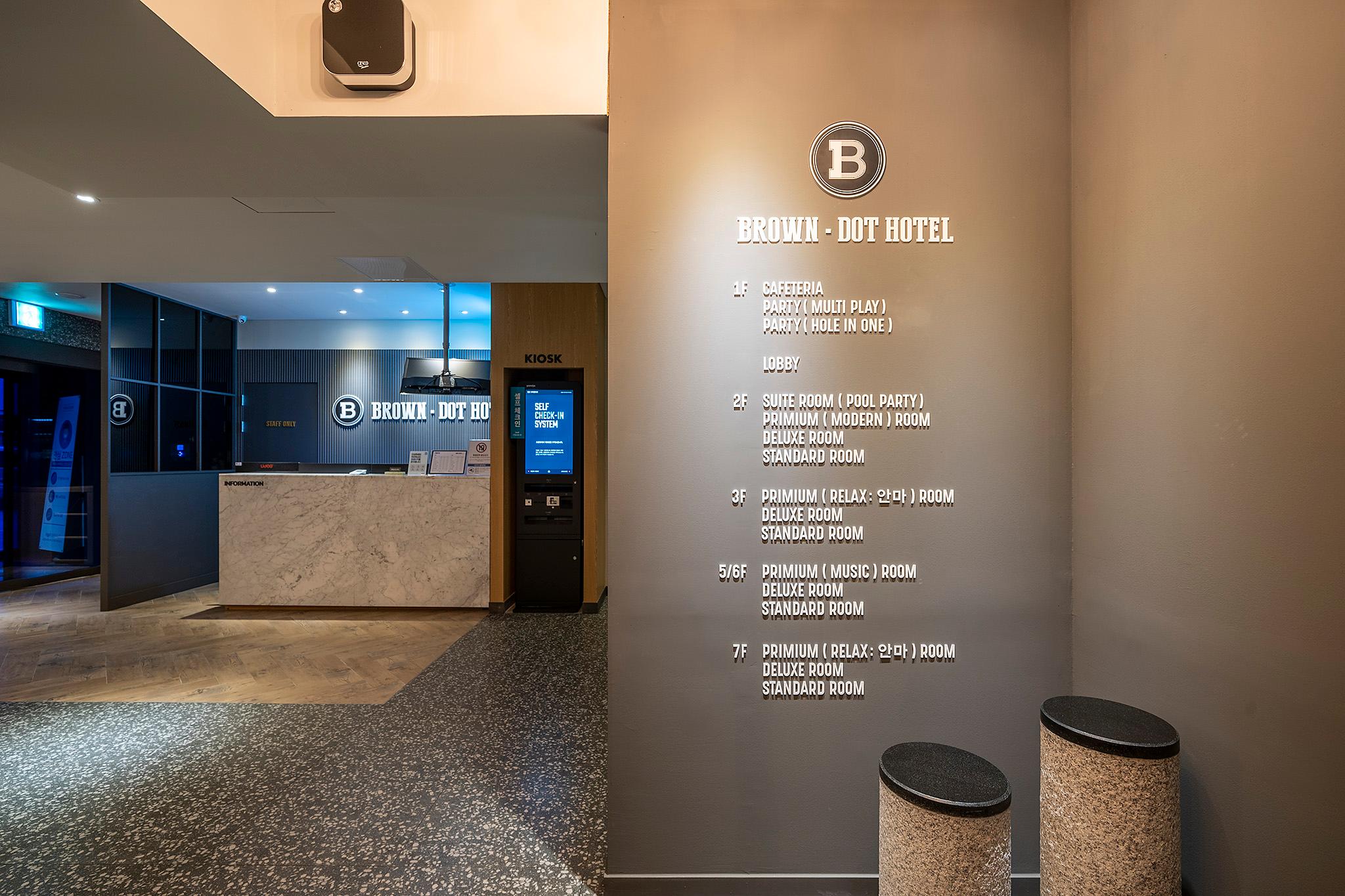 Wolgot Station Brown Dot-27