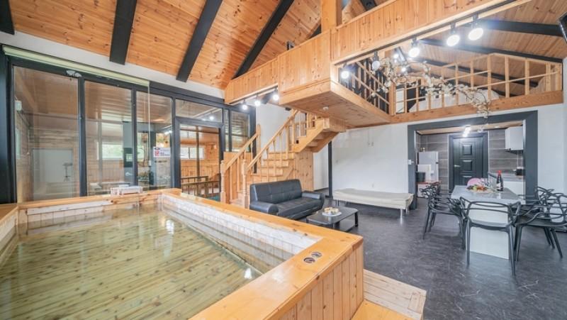 Gyeongju Palace Hanok Kids Pool Villa Pension