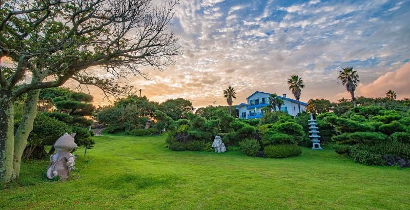 Seogwipo Beach White House Pension