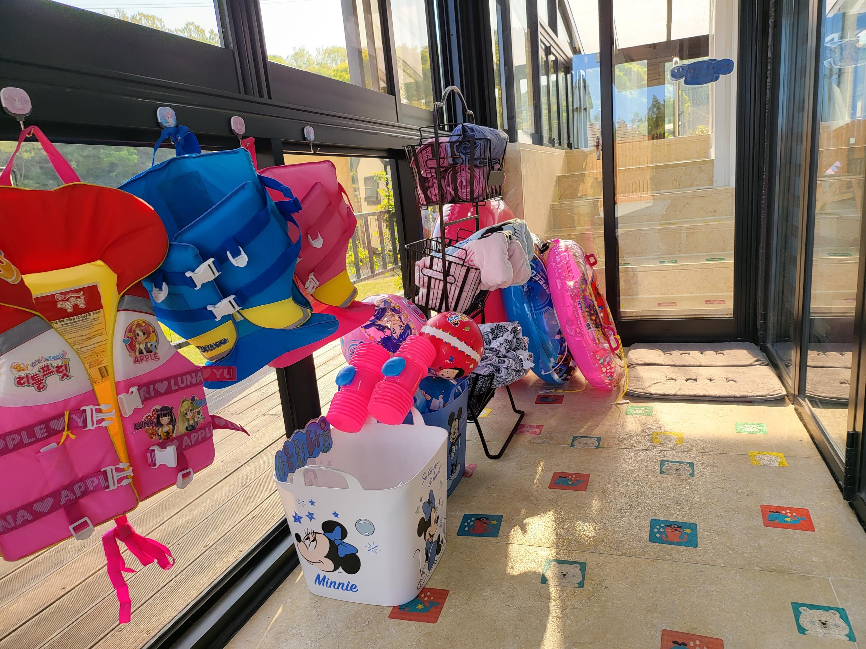 The Hue Kids Pool Vila-13