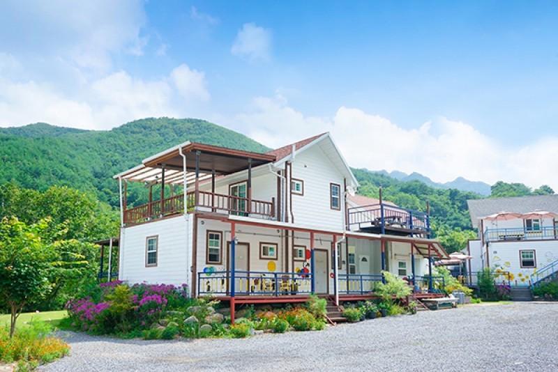 Country road pension in Danyang forest