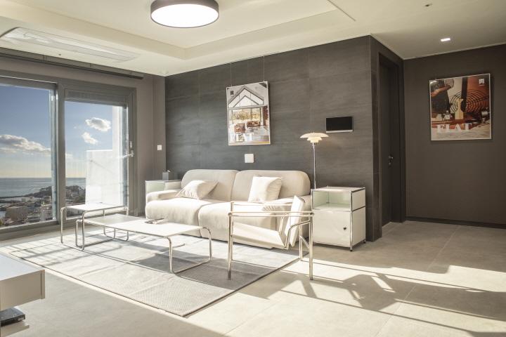 YCollection by UH Flat Osiria