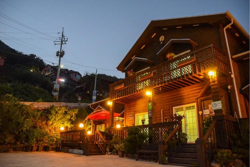 Gurye Solbachi Boineun Punggyeong Pension