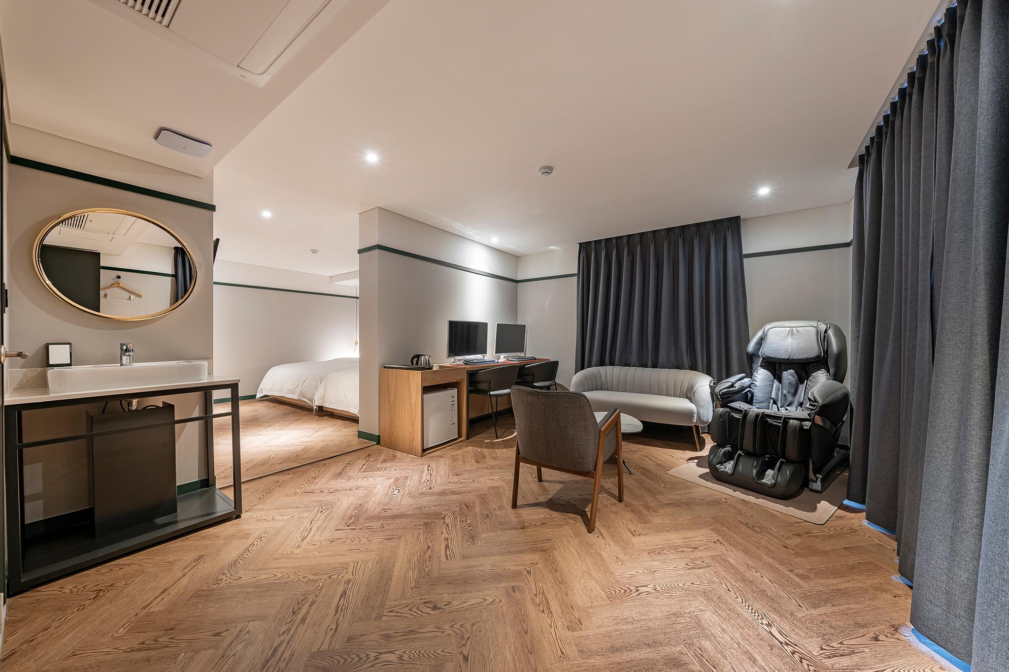 Wolgot Station Brown Dot-16