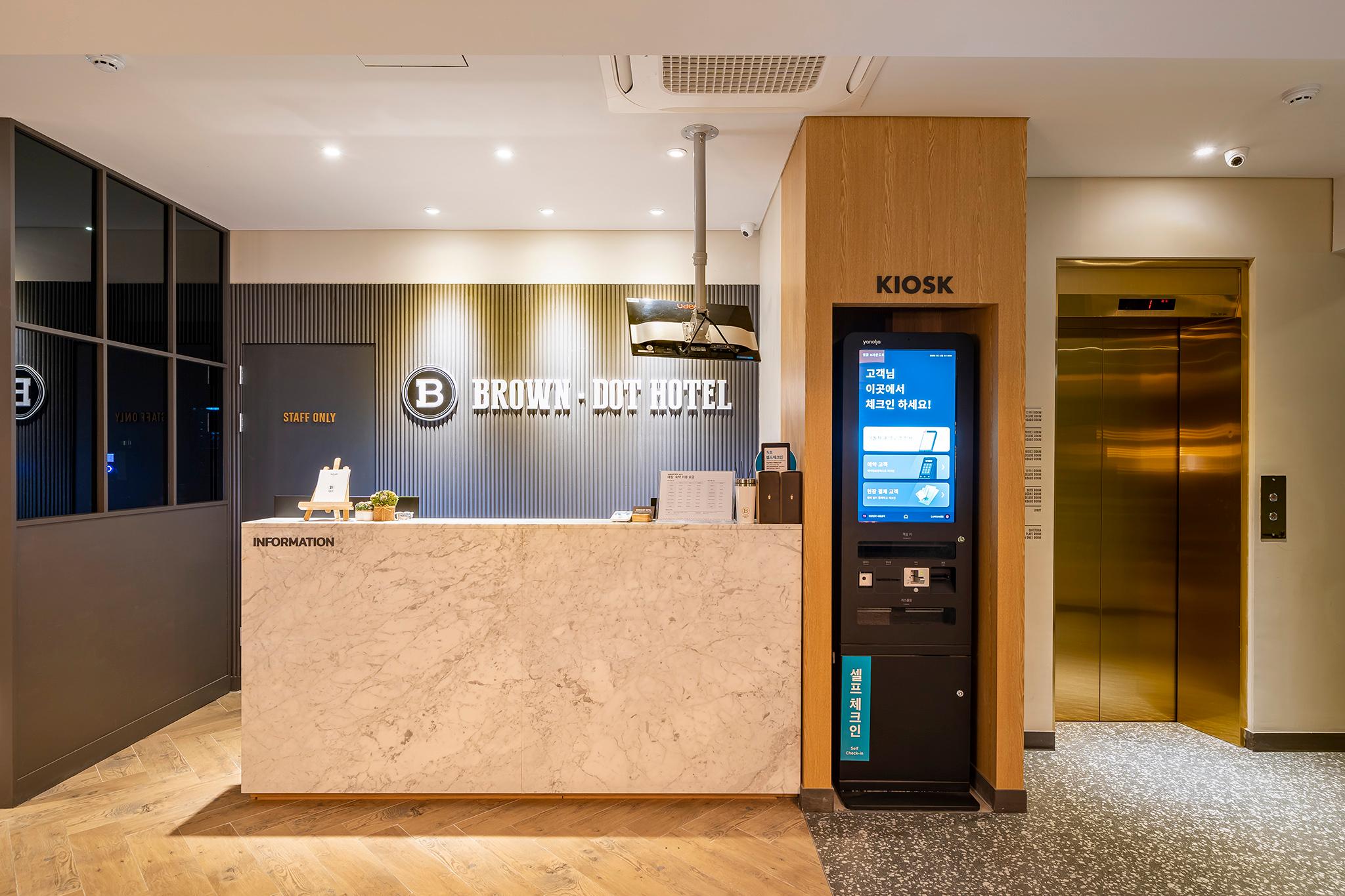 Wolgot Station Brown Dot-25