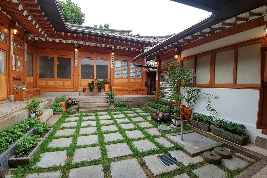 Bukchon Sohyeondang Hanok Stay-23