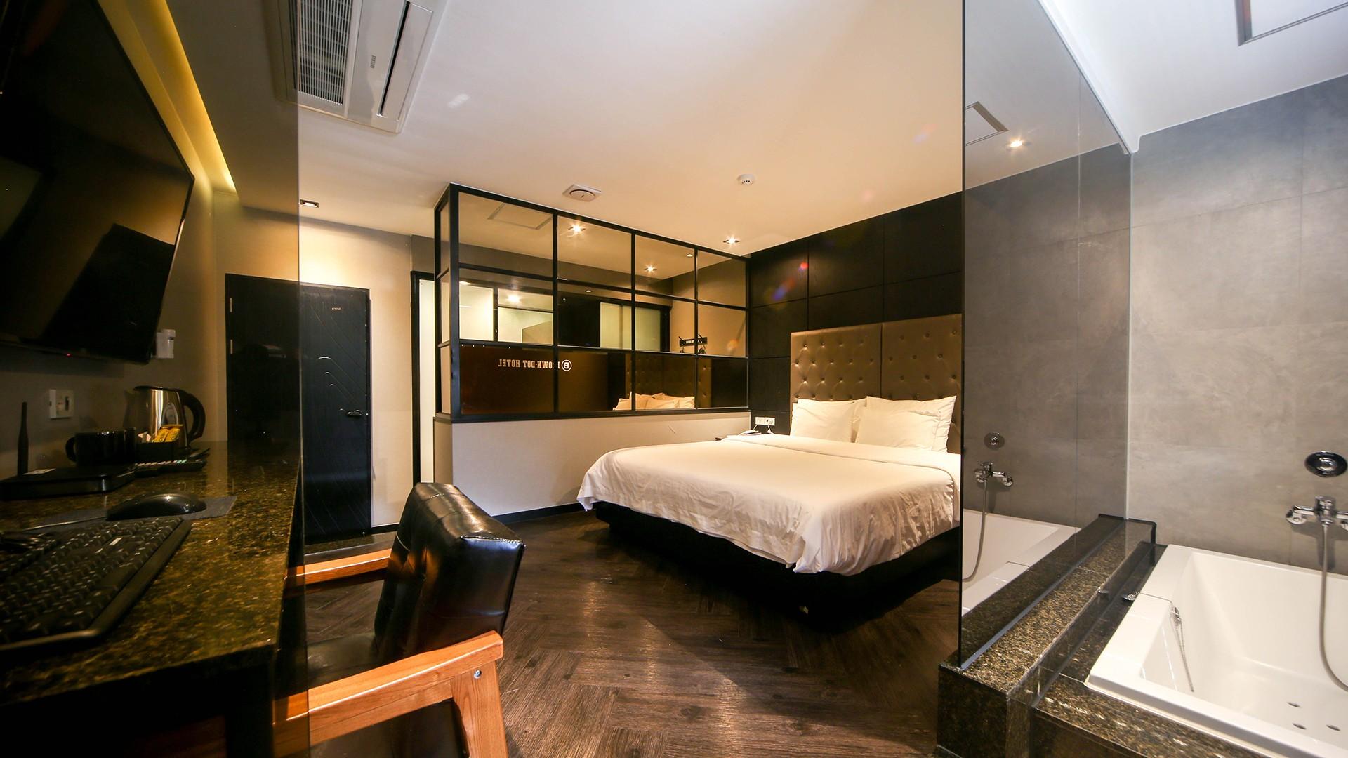 Brown-Dot Hotel Beomil