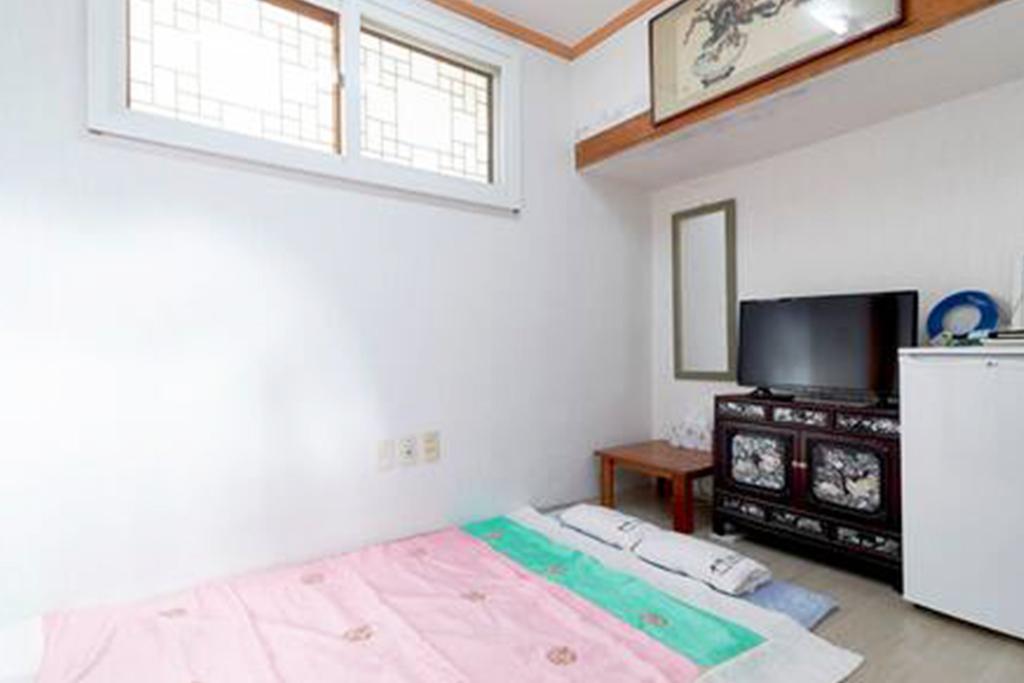 Bukchon Inwoo House Hanok Stay